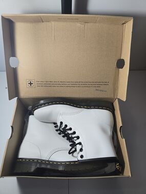 Dr. Martens 1460 White Smooth Leather 8-Eye Boots Womens 9 Mens 8 EU 41 Box